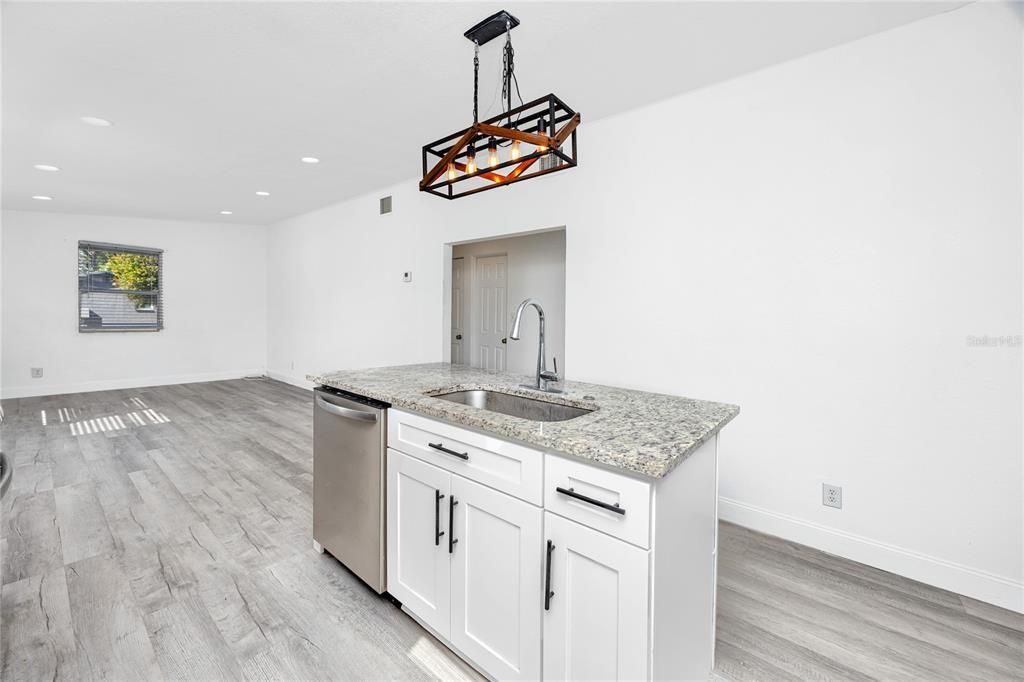 出租: $2,400 (3 贝兹, 2 浴室, 1125 平方英尺)