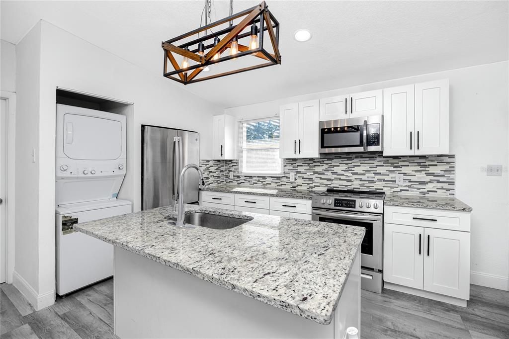 出租: $2,400 (3 贝兹, 2 浴室, 1125 平方英尺)