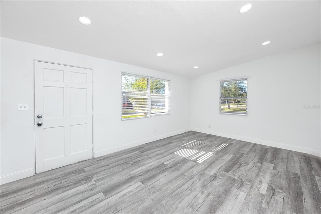 出租: $2,400 (3 贝兹, 2 浴室, 1125 平方英尺)