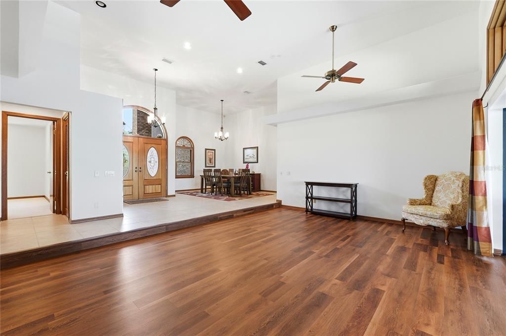 На продажу: $919,000 (5 спален, 3 ванн, 3839 Квадратных фут)