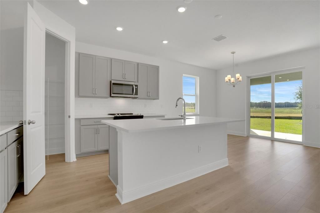 En Venta: $354,990 (4 camas, 2 baños, 1938 Pies cuadrados)