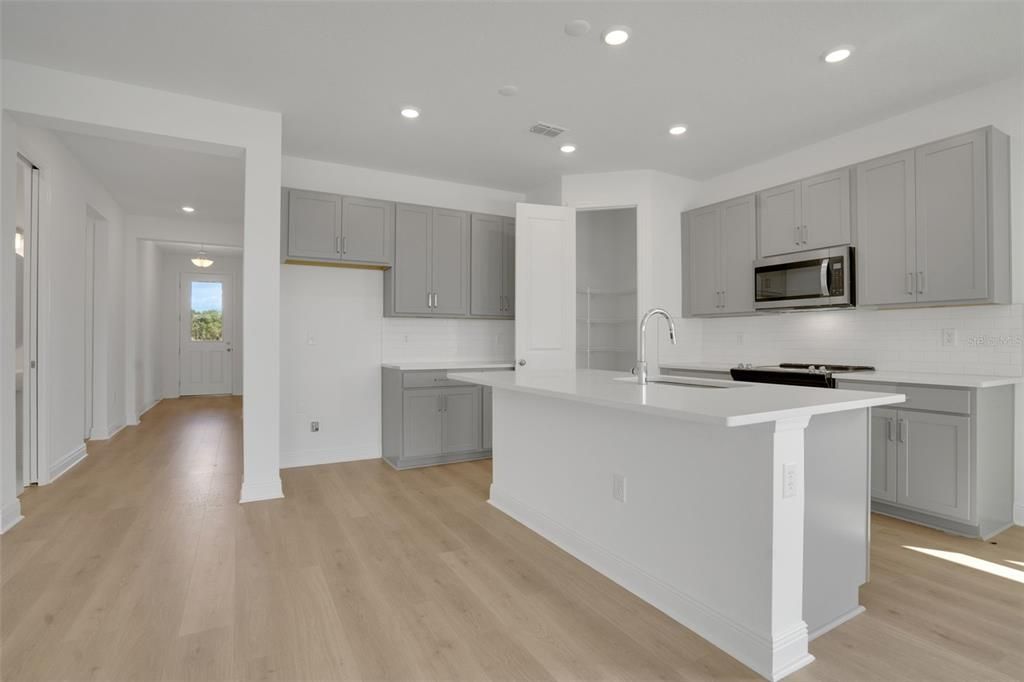 En Venta: $354,990 (4 camas, 2 baños, 1938 Pies cuadrados)