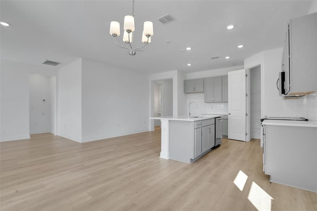 En Venta: $354,990 (4 camas, 2 baños, 1938 Pies cuadrados)