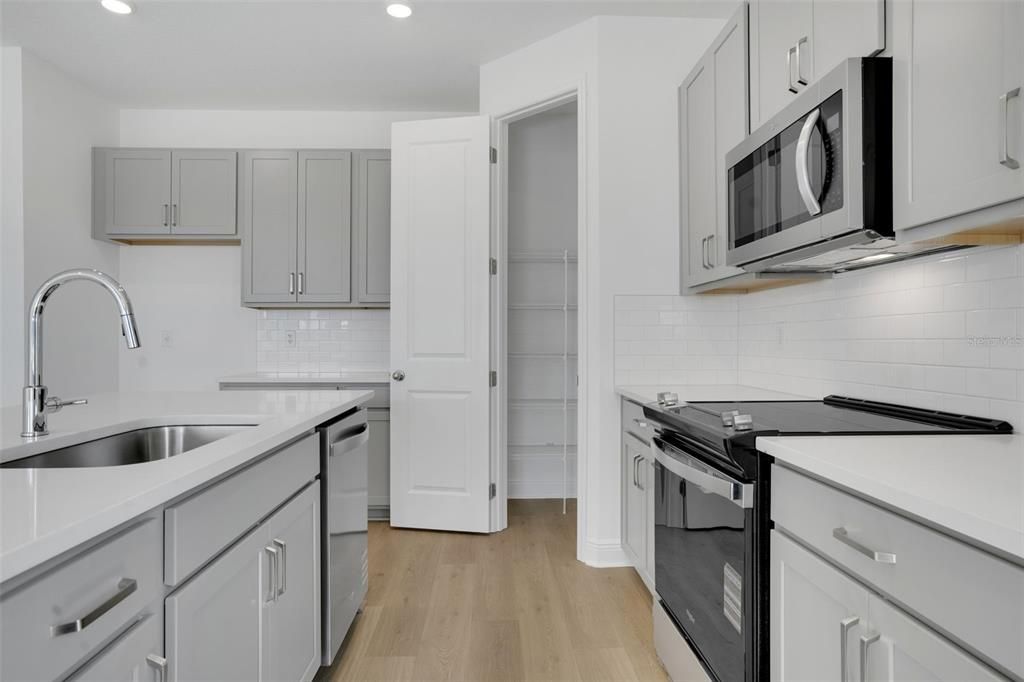 En Venta: $354,990 (4 camas, 2 baños, 1938 Pies cuadrados)