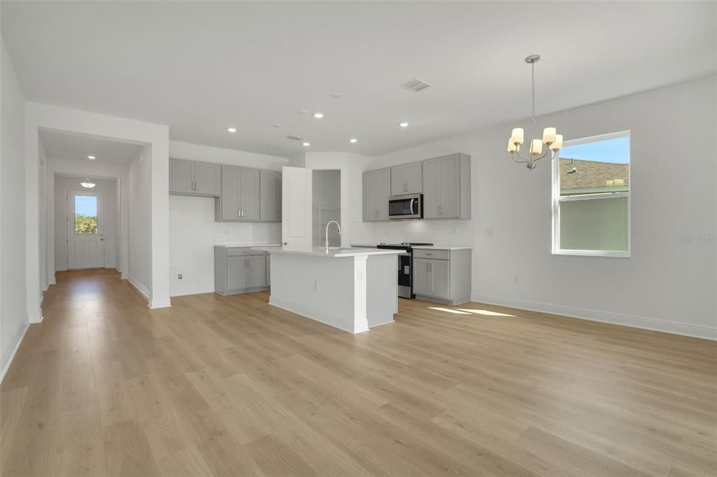 En Venta: $354,990 (4 camas, 2 baños, 1938 Pies cuadrados)