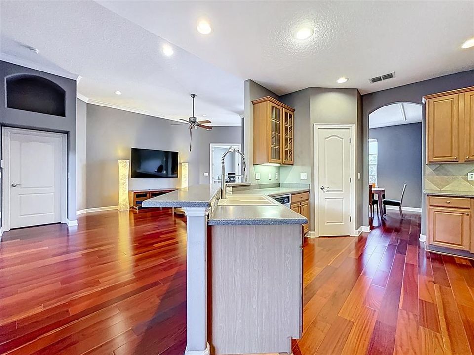 待售: $649,999 (4 贝兹, 3 浴室, 2516 平方英尺)