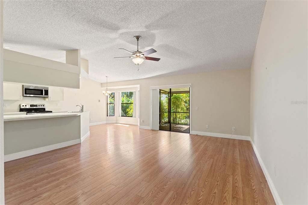 合同活跃: $262,500 (3 贝兹, 2 浴室, 1424 平方英尺)