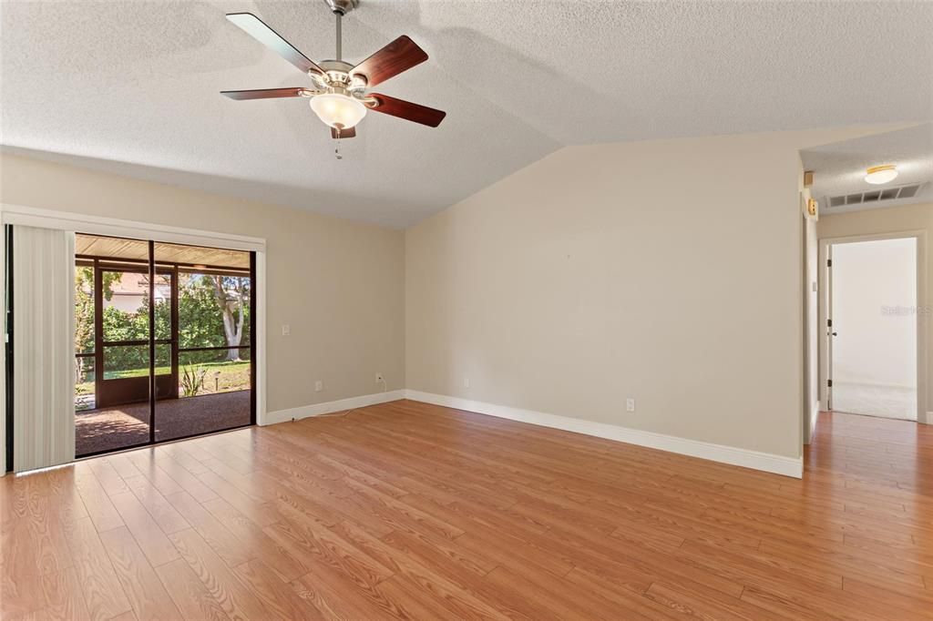 合同活跃: $262,500 (3 贝兹, 2 浴室, 1424 平方英尺)