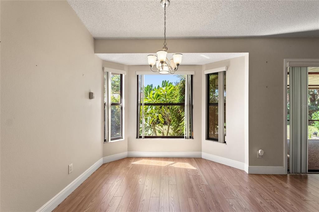 合同活跃: $262,500 (3 贝兹, 2 浴室, 1424 平方英尺)