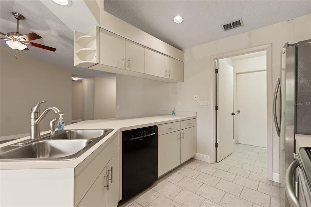 合同活跃: $262,500 (3 贝兹, 2 浴室, 1424 平方英尺)