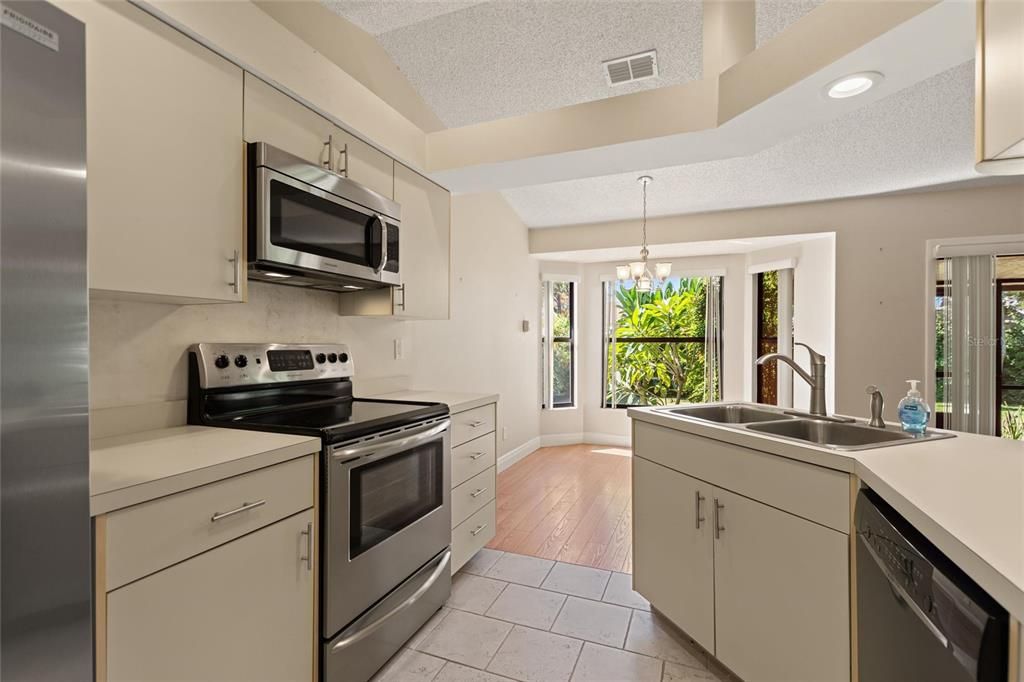 合同活跃: $262,500 (3 贝兹, 2 浴室, 1424 平方英尺)