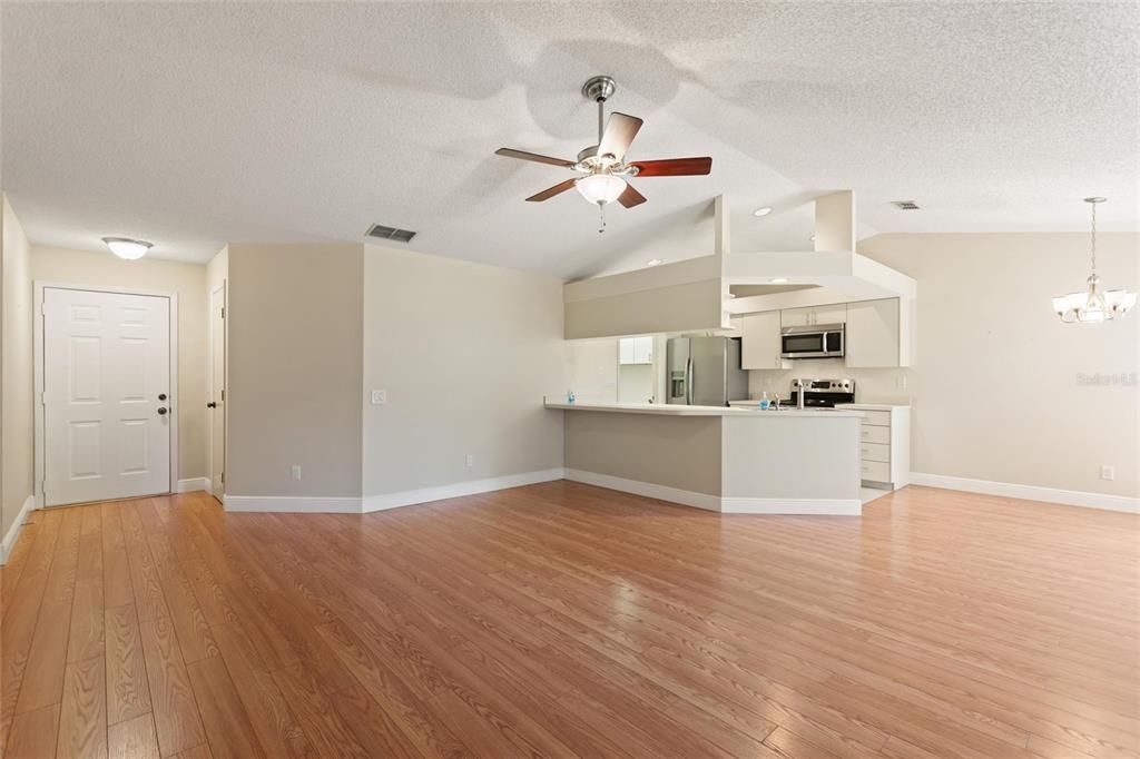 合同活跃: $262,500 (3 贝兹, 2 浴室, 1424 平方英尺)