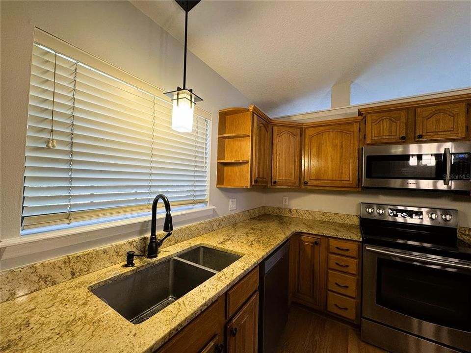 For Rent: $2,895 (3 beds, 2 baths, 1889 Square Feet)