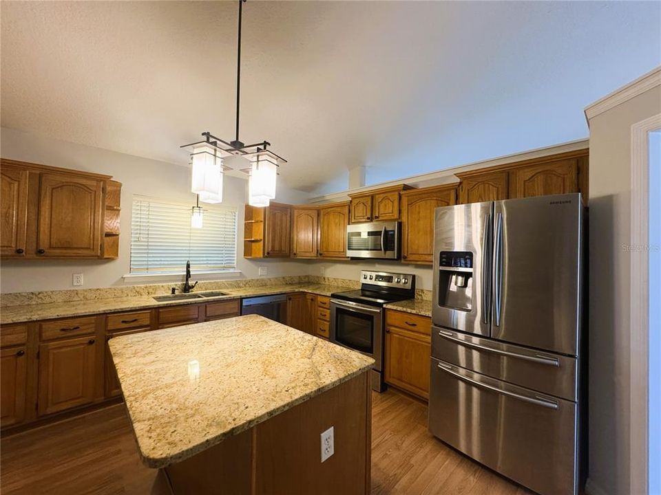 For Rent: $2,895 (3 beds, 2 baths, 1889 Square Feet)