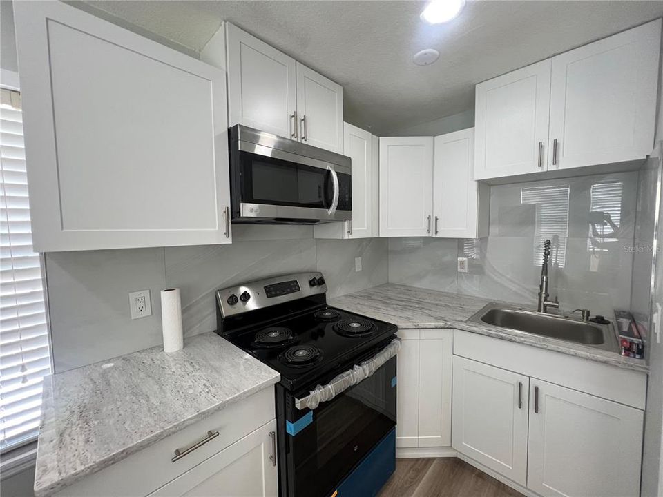 出租: $1,600 (1 贝兹, 0 浴室, 295 平方英尺)