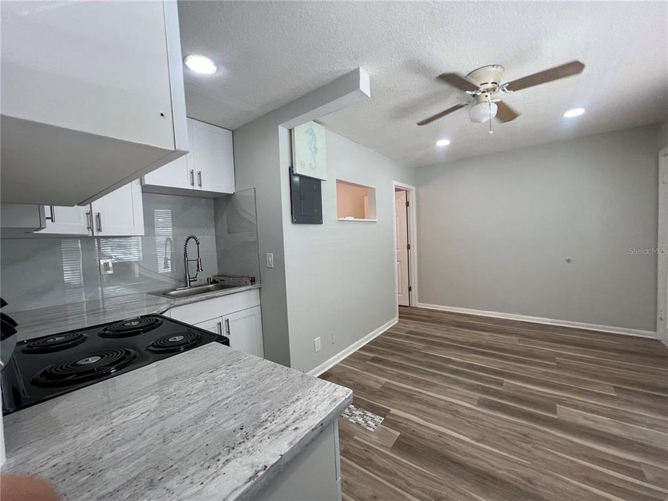 出租: $1,600 (1 贝兹, 0 浴室, 295 平方英尺)