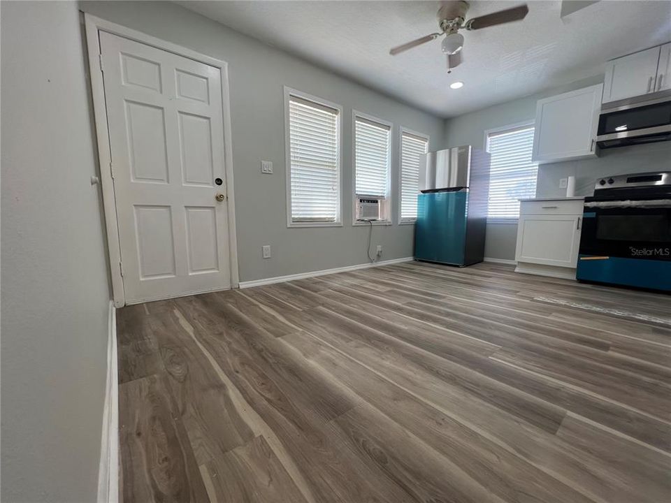 出租: $1,600 (1 贝兹, 0 浴室, 295 平方英尺)