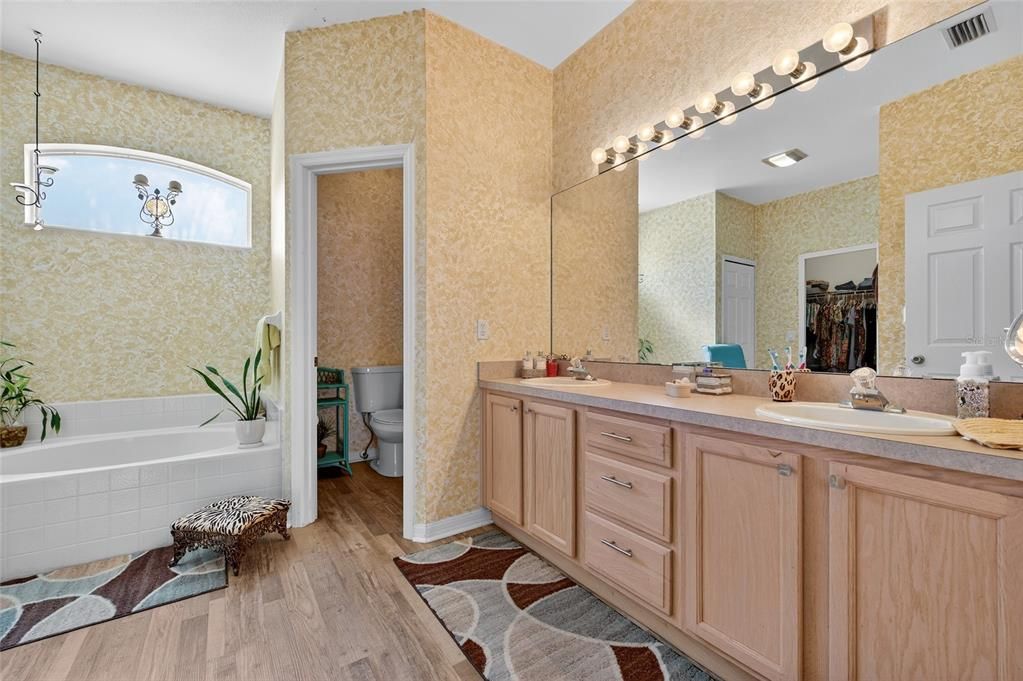 На продажу: $439,900 (3 спален, 2 ванн, 2364 Квадратных фут)