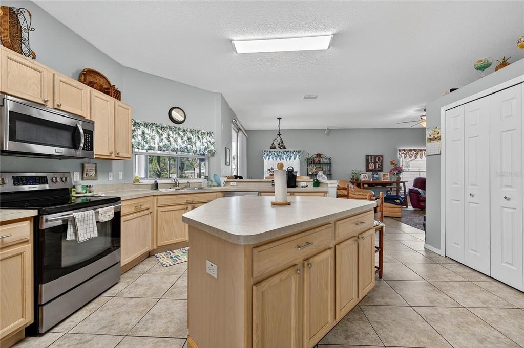 На продажу: $439,900 (3 спален, 2 ванн, 2364 Квадратных фут)