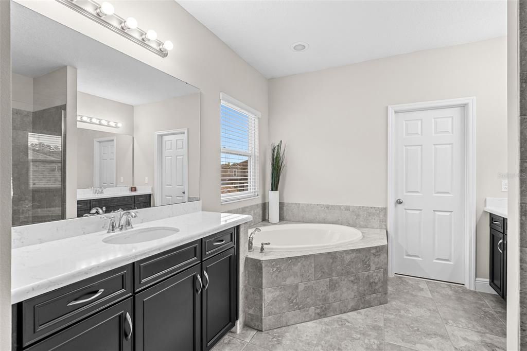 Под контрактом: $1,049,000 (6 спален, 4 ванн, 4857 Квадратных фут)