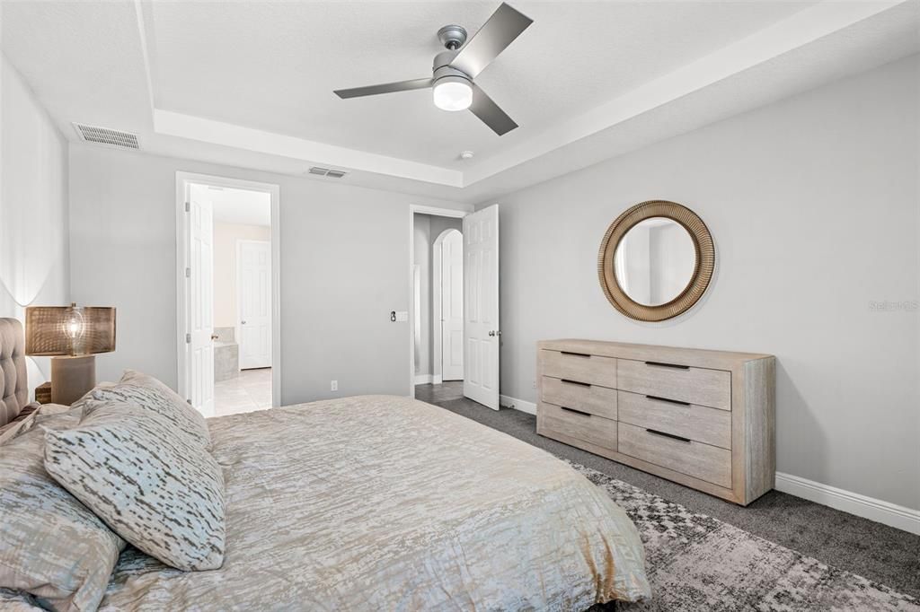 Под контрактом: $1,049,000 (6 спален, 4 ванн, 4857 Квадратных фут)