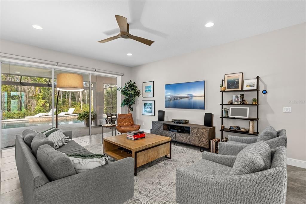 Под контрактом: $1,049,000 (6 спален, 4 ванн, 4857 Квадратных фут)