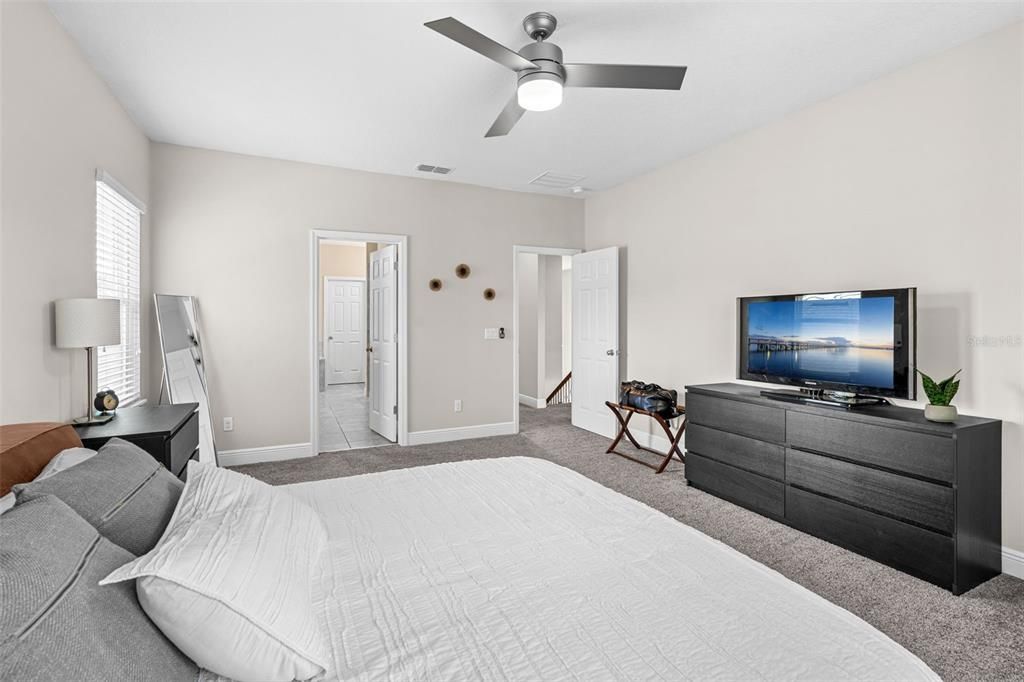 Под контрактом: $1,049,000 (6 спален, 4 ванн, 4857 Квадратных фут)