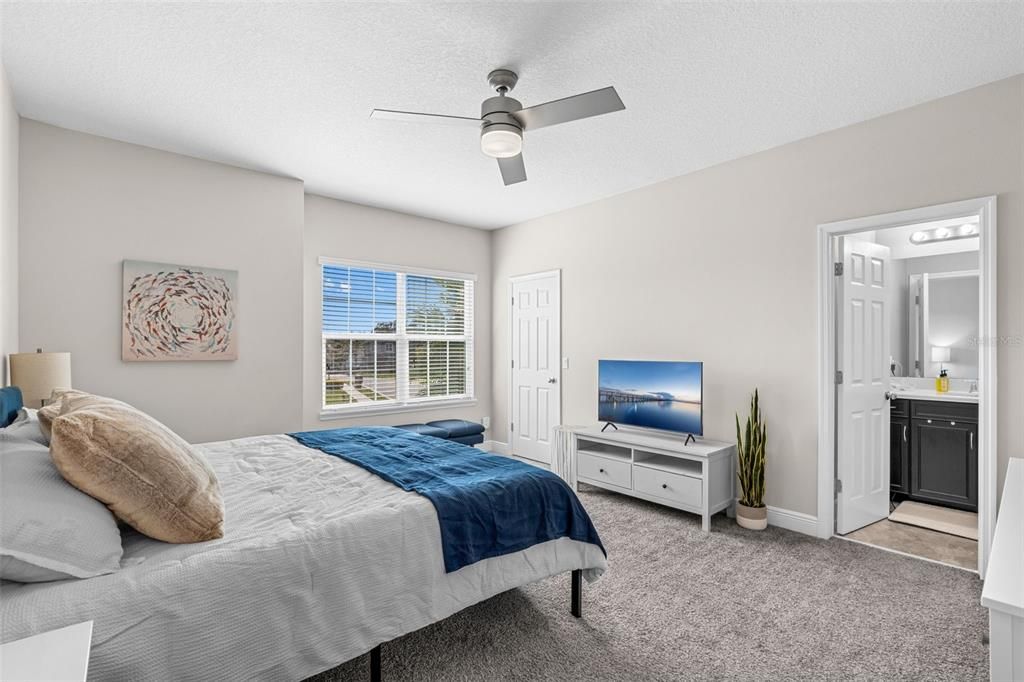 Под контрактом: $1,049,000 (6 спален, 4 ванн, 4857 Квадратных фут)