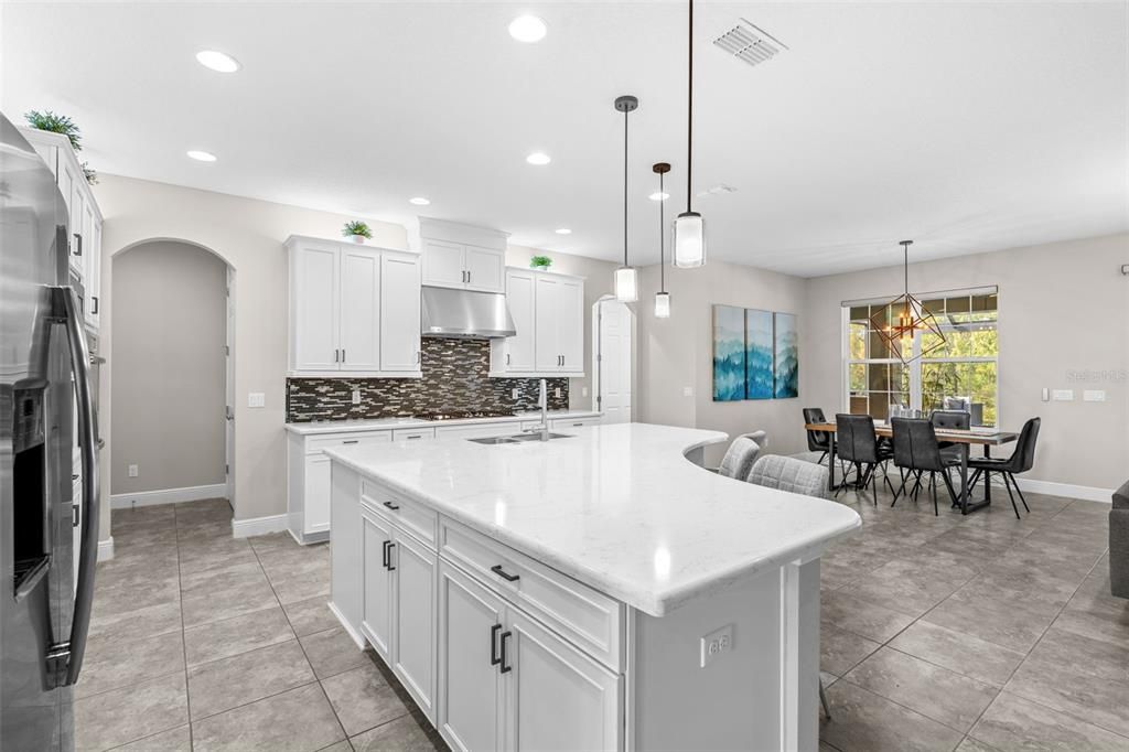 Под контрактом: $1,049,000 (6 спален, 4 ванн, 4857 Квадратных фут)