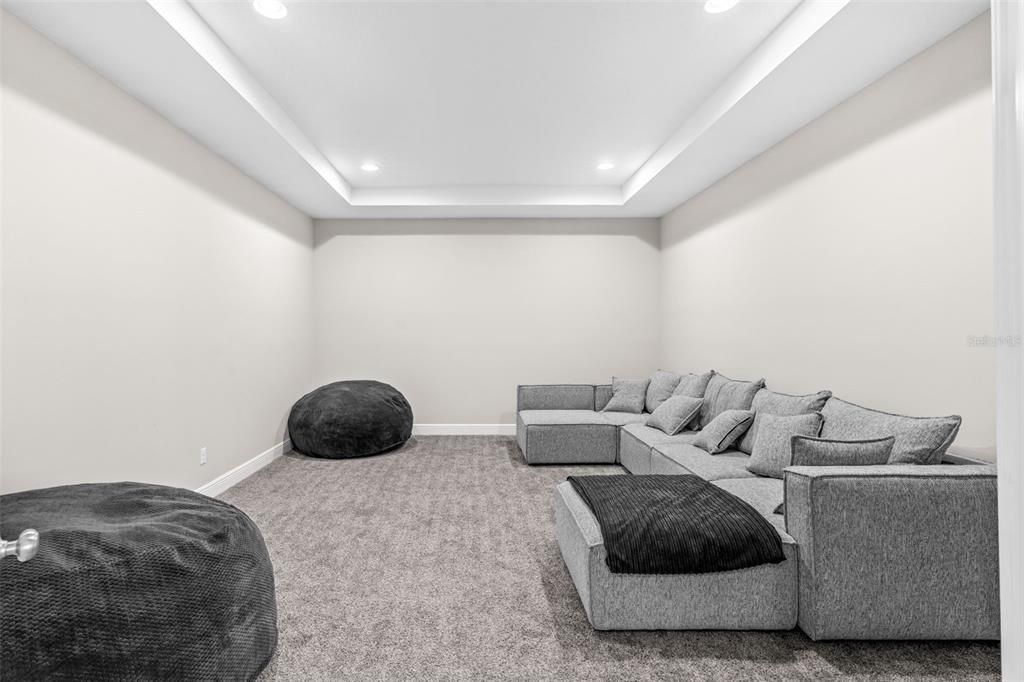 Под контрактом: $1,049,000 (6 спален, 4 ванн, 4857 Квадратных фут)