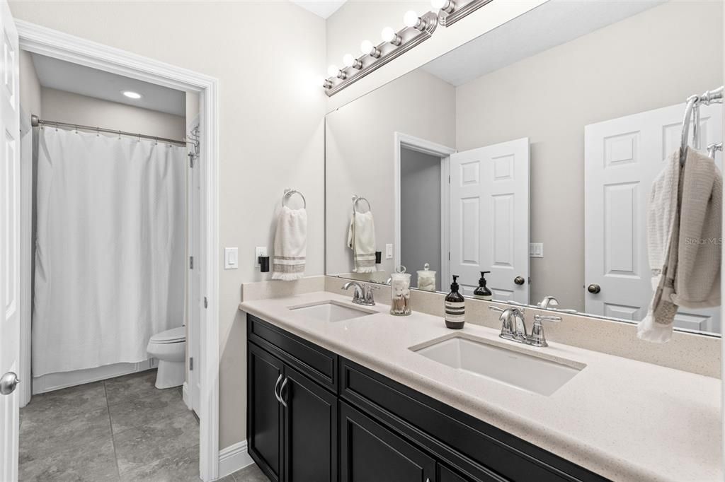 Под контрактом: $1,049,000 (6 спален, 4 ванн, 4857 Квадратных фут)