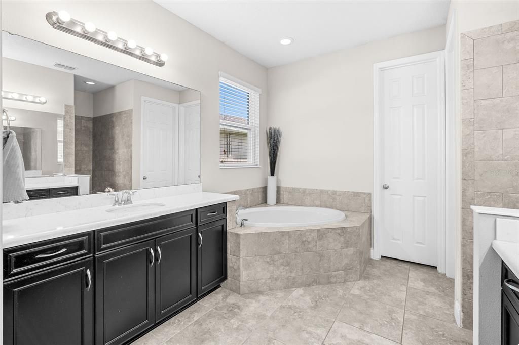 Под контрактом: $1,049,000 (6 спален, 4 ванн, 4857 Квадратных фут)