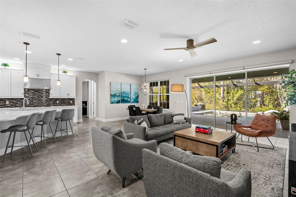 Под контрактом: $1,049,000 (6 спален, 4 ванн, 4857 Квадратных фут)