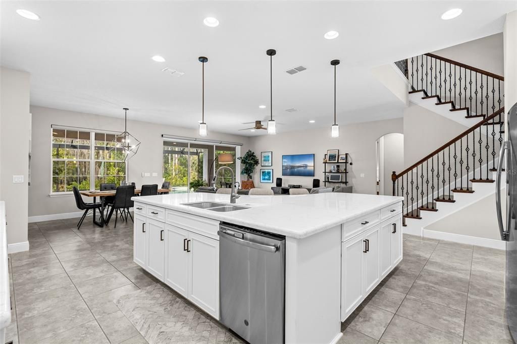 Под контрактом: $1,049,000 (6 спален, 4 ванн, 4857 Квадратных фут)