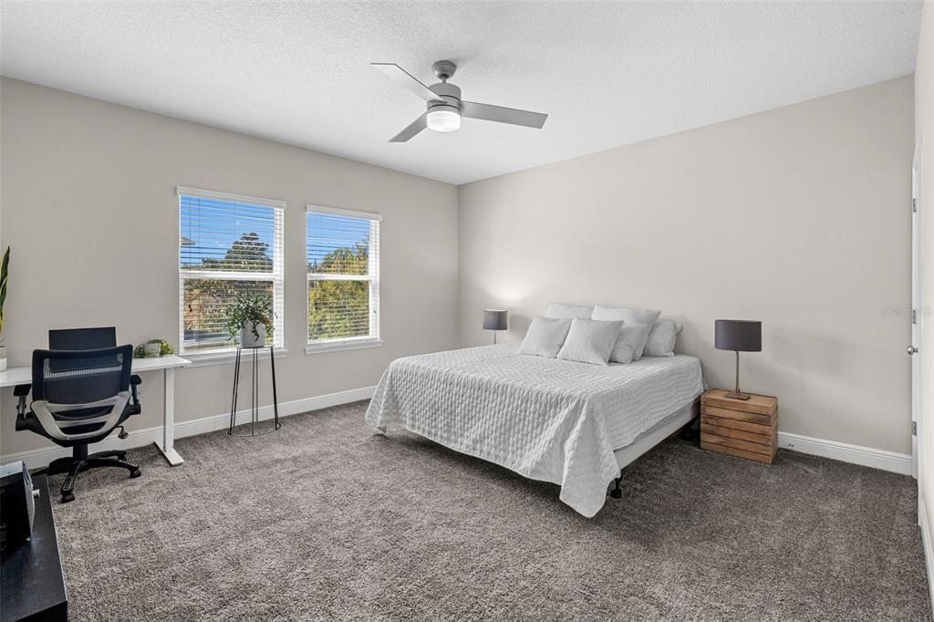 Под контрактом: $1,049,000 (6 спален, 4 ванн, 4857 Квадратных фут)