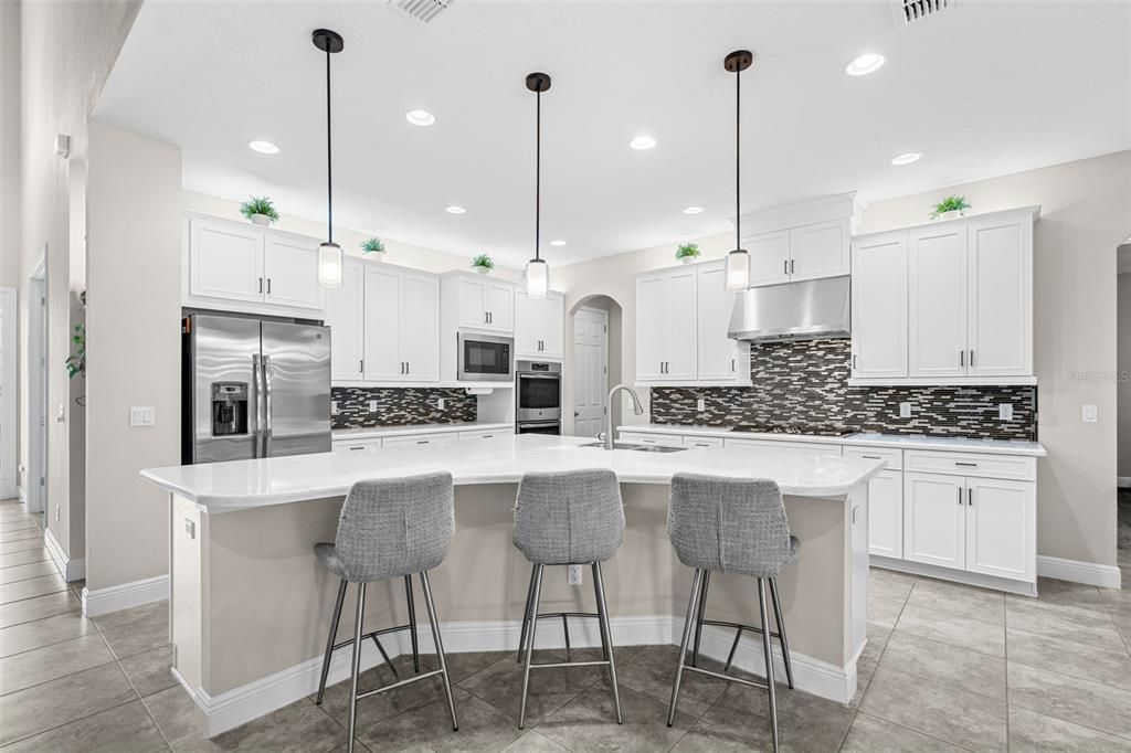 Под контрактом: $1,049,000 (6 спален, 4 ванн, 4857 Квадратных фут)