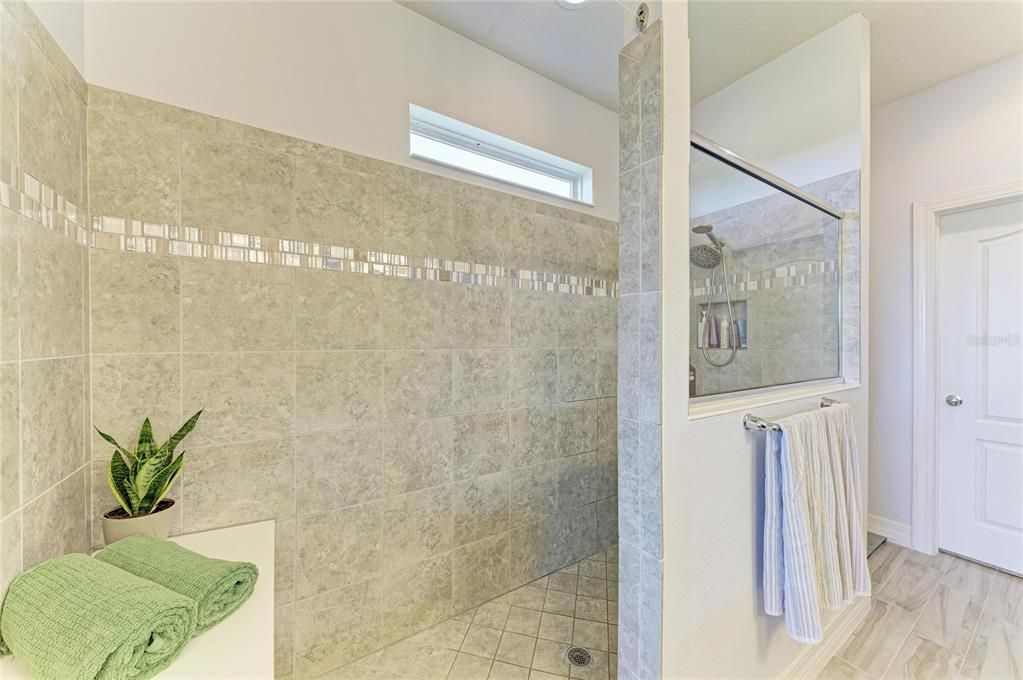 合同活跃: $390,000 (2 贝兹, 2 浴室, 1838 平方英尺)