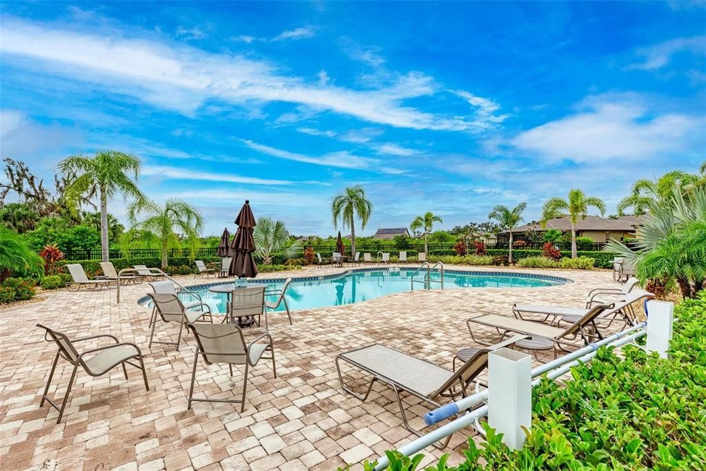 合同活跃: $390,000 (2 贝兹, 2 浴室, 1838 平方英尺)