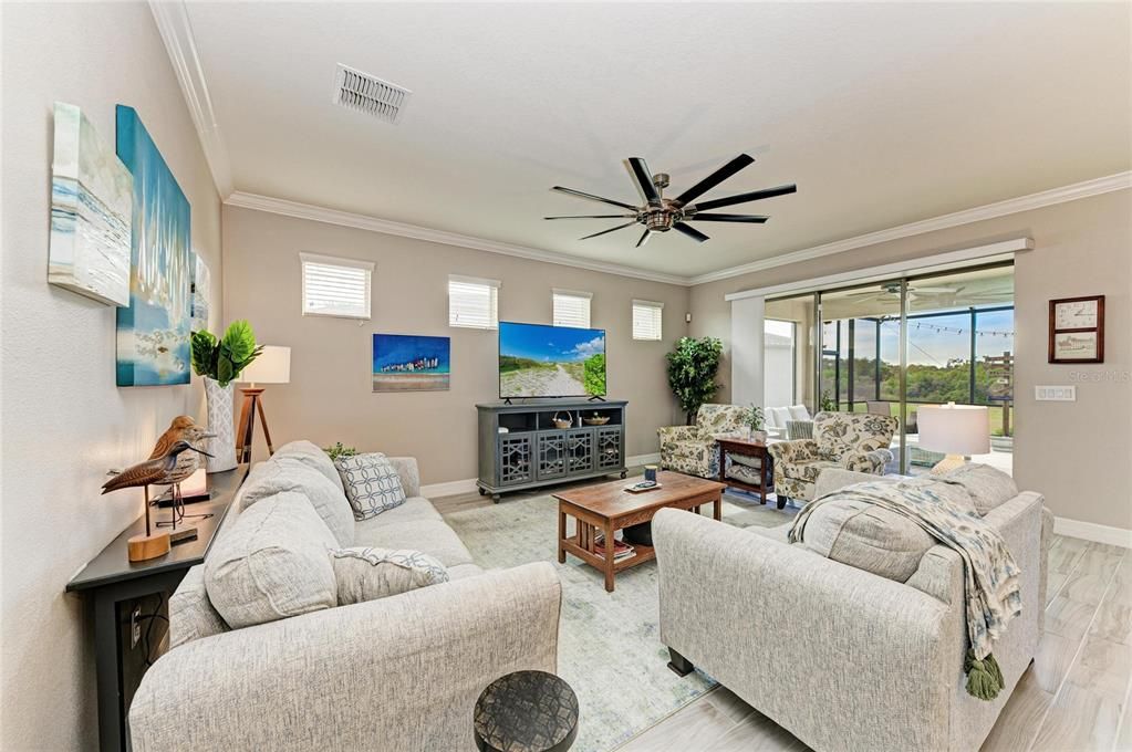 合同活跃: $390,000 (2 贝兹, 2 浴室, 1838 平方英尺)