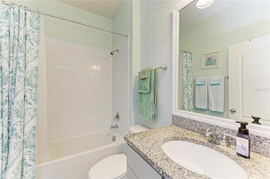 合同活跃: $390,000 (2 贝兹, 2 浴室, 1838 平方英尺)