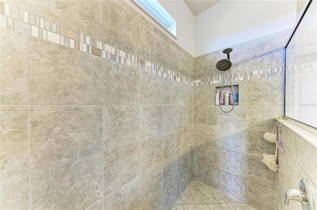 合同活跃: $390,000 (2 贝兹, 2 浴室, 1838 平方英尺)