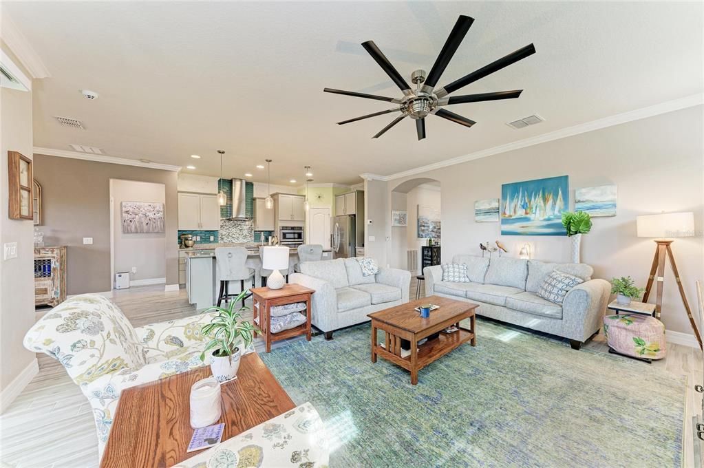 合同活跃: $390,000 (2 贝兹, 2 浴室, 1838 平方英尺)