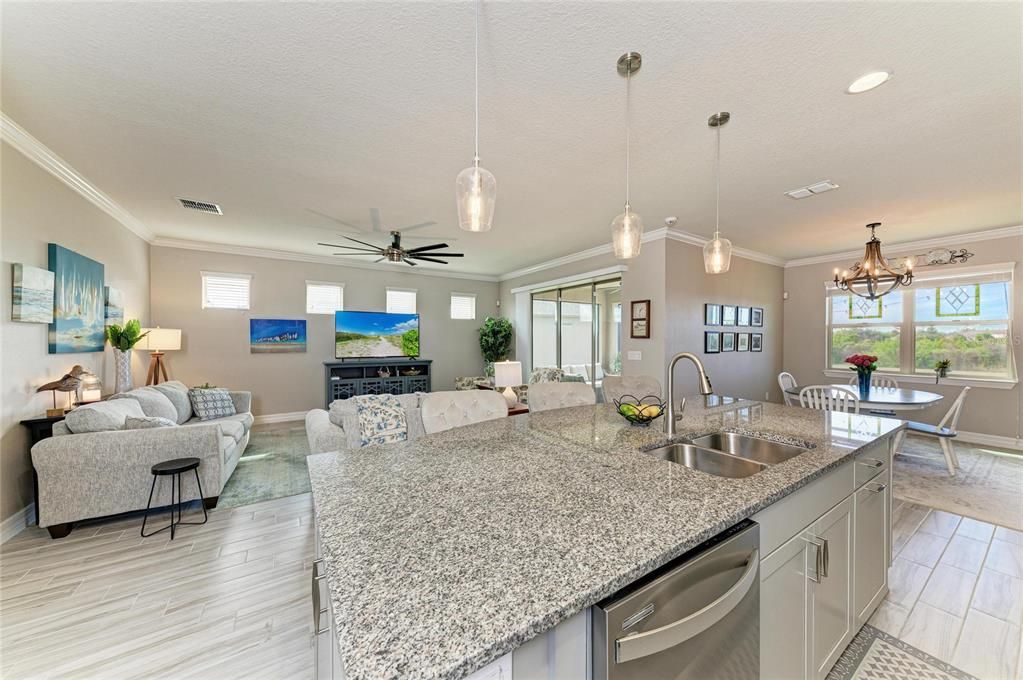 合同活跃: $390,000 (2 贝兹, 2 浴室, 1838 平方英尺)