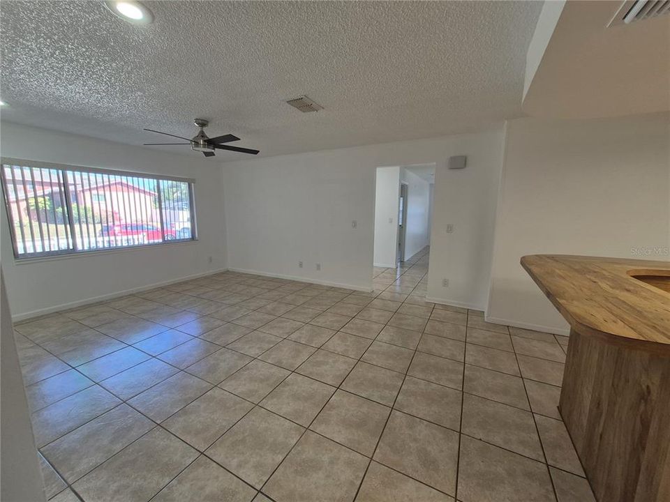 For Rent: $2,450 (4 beds, 2 baths, 1937 Square Feet)