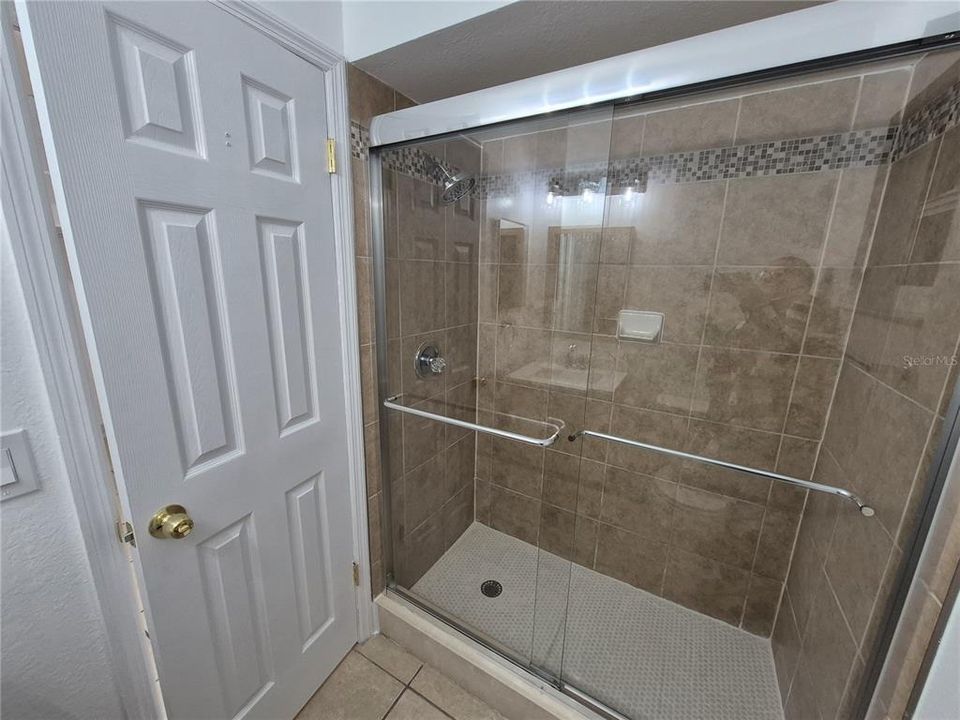 For Rent: $2,450 (4 beds, 2 baths, 1937 Square Feet)