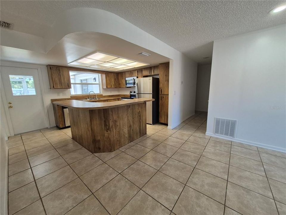 For Rent: $2,450 (4 beds, 2 baths, 1937 Square Feet)