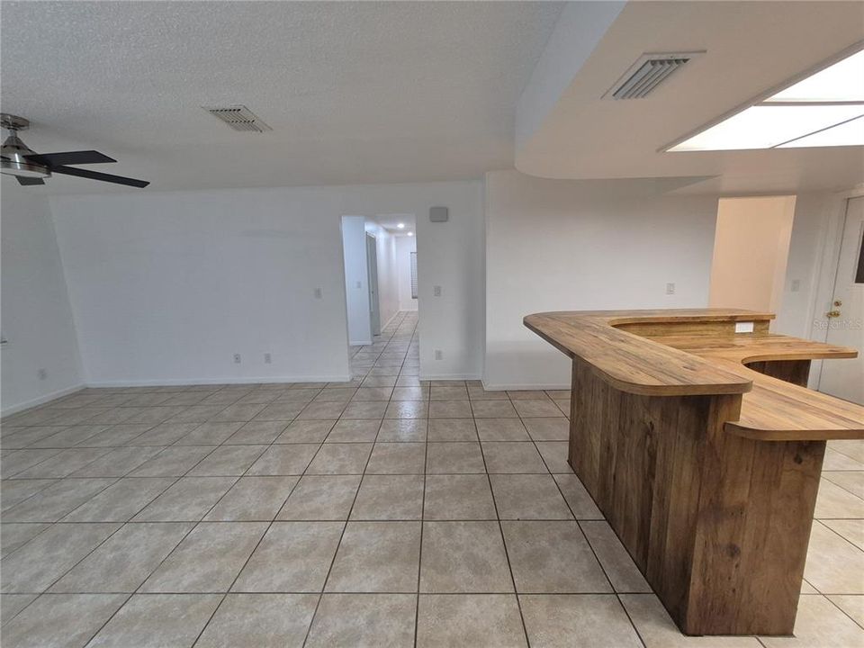 For Rent: $2,450 (4 beds, 2 baths, 1937 Square Feet)