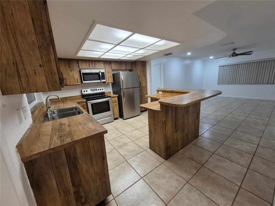 For Rent: $2,450 (4 beds, 2 baths, 1937 Square Feet)