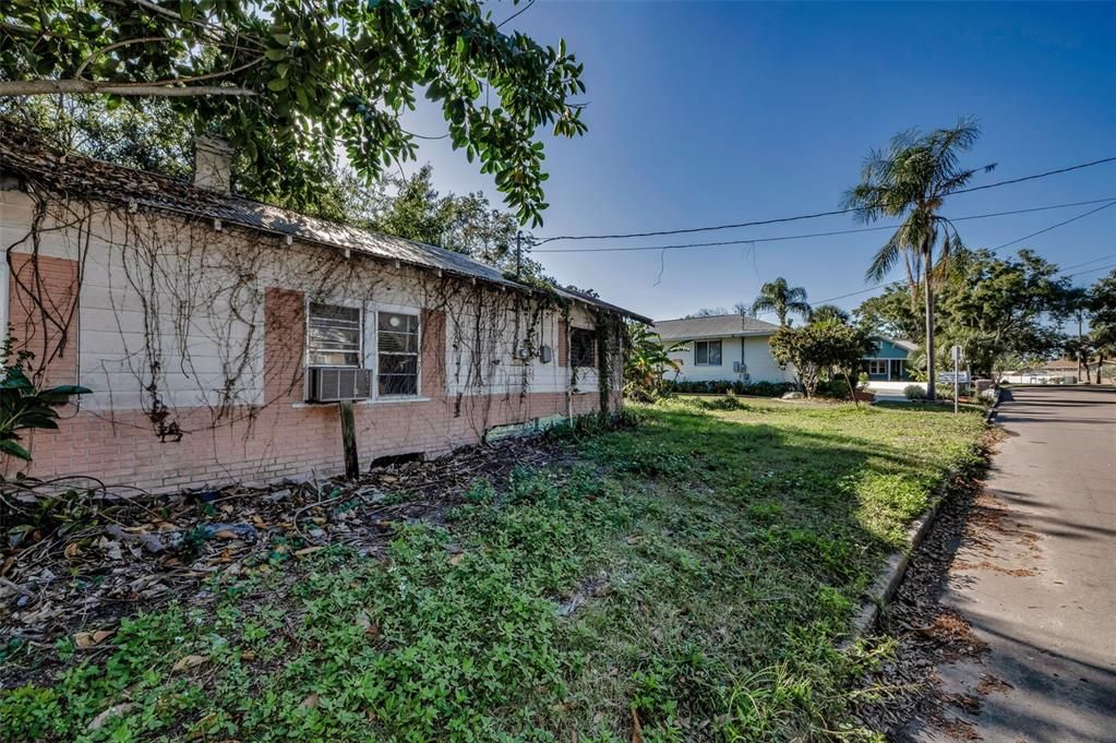 На продажу: $149,900 (2 спален, 1 ванн, 760 Квадратных фут)