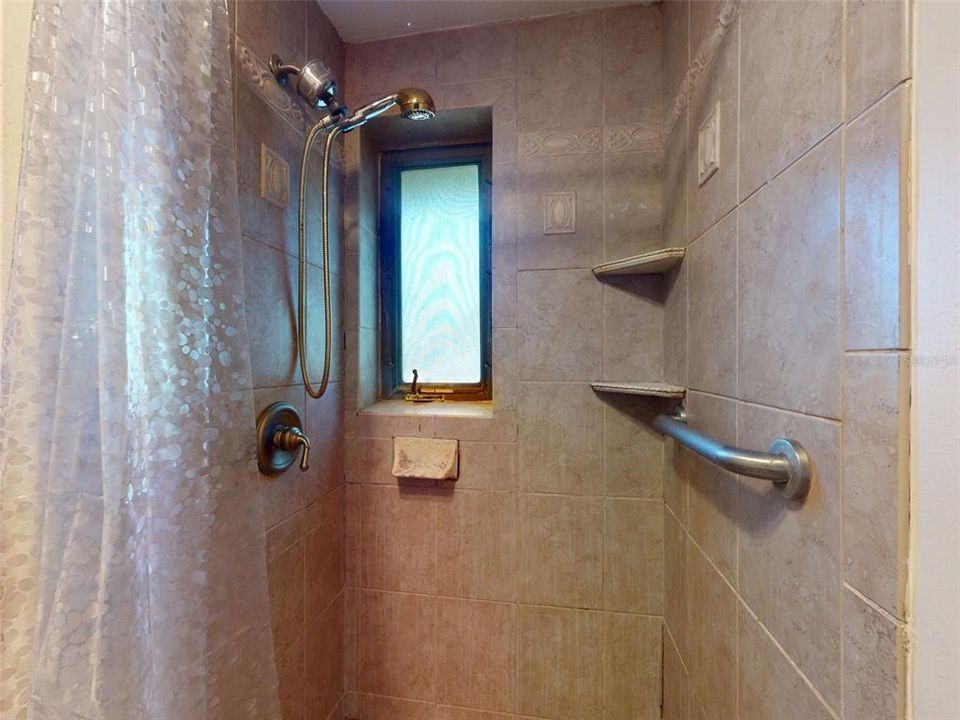 For Sale: $275,000 (2 beds, 1 baths, 1732 Square Feet)